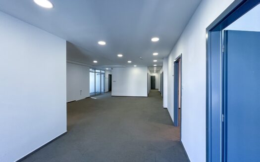 Kancelárske priestory 280,6 m2 v AC Diplomat, možnosť prenájmu parkovacích miest