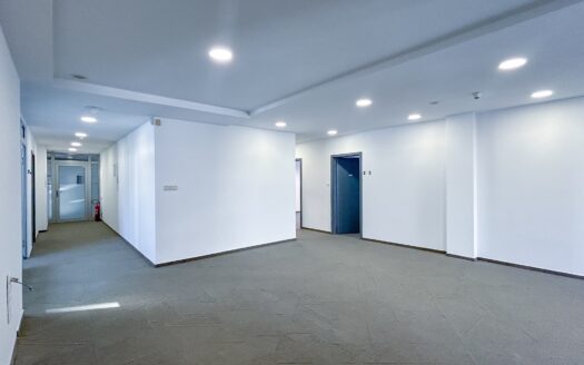 Kancelárske priestory 280,6 m2 v AC Diplomat, možnosť prenájmu parkovacích miest