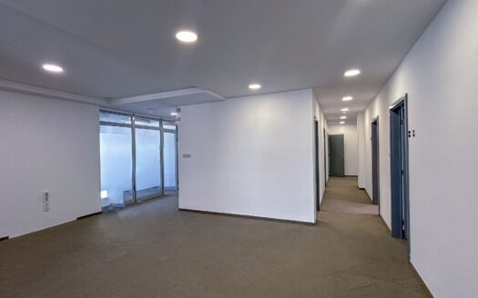 Kancelárske priestory 280,6 m2 v AC Diplomat, možnosť prenájmu parkovacích miest