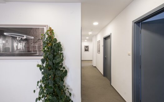 Kancelárske priestory 280m2 v AC Diplomat, možnosť prenájmu parkovacích miest