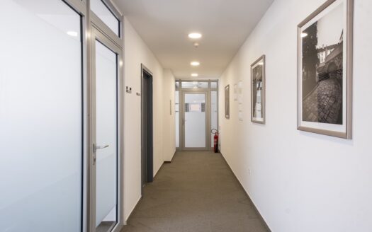 Kancelárske priestory 280m2 v AC Diplomat, možnosť prenájmu parkovacích miest