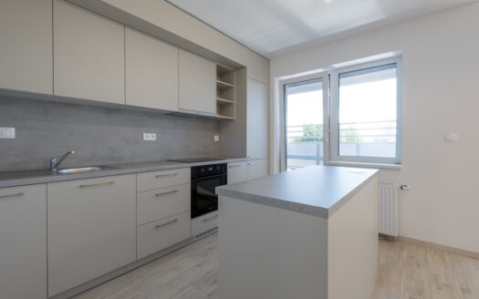 Priestranný 3-izbový byt 65m2 s balkónom  na prenájom v nadstavbe na Kohútovej ulici – Ružinov