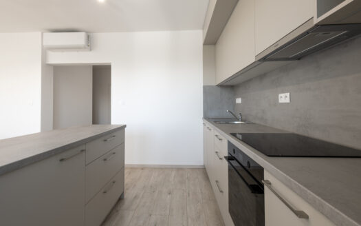 Priestranný 3-izbový byt 65m2 s balkónom  na prenájom v nadstavbe na Kohútovej ulici – Ružinov