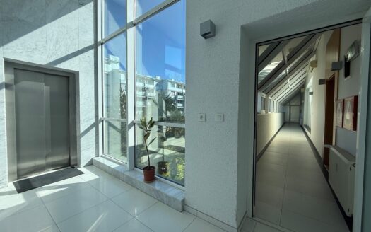 Spacious 4-bedroom apartment (213 m²) with 55 m² terrace and views of Austria