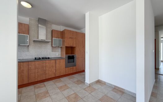 4-izbový byt s predzáhradkou v lokalite Čmelovec – Bôrik