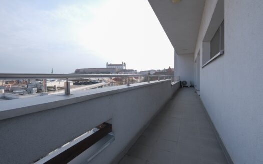 3-bedroom apartment with parking in administrative building Diplomat