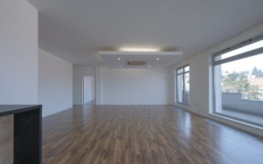 3-bedroom apartment with parking in administrative building Diplomat