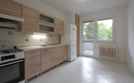 Kohútova, nezariadený 3-izb byt s lodžiou