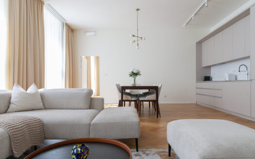 Unikátny 4-izbový apartmán (128,6 m2) v srdci pešej zóny na Laurinskej ul.