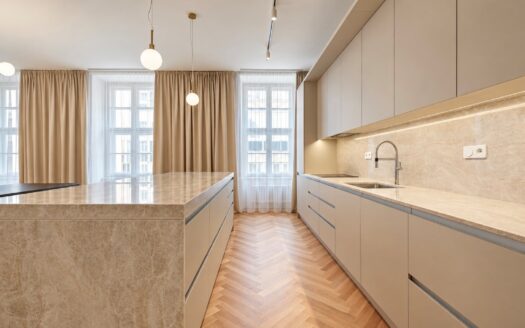 Jedinečný 4-izbový apartmán (153,9 m2) v srdci pešej zóny na Laurinskej ul.